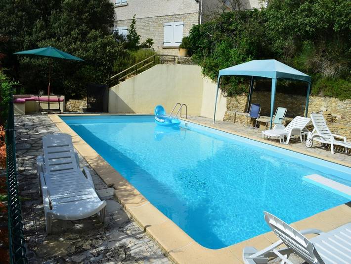 Gîte pour 9 personnes, avec balcon ainsi que piscine et jardin, adapté aux familles à Le Pègue