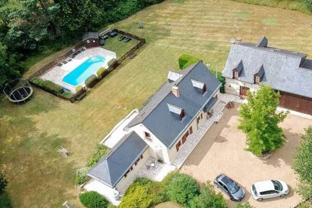 Maison Rouge est une belle maison de vacances, maison au calme à la campagne ! in Jumelles, Longué-Jumelles