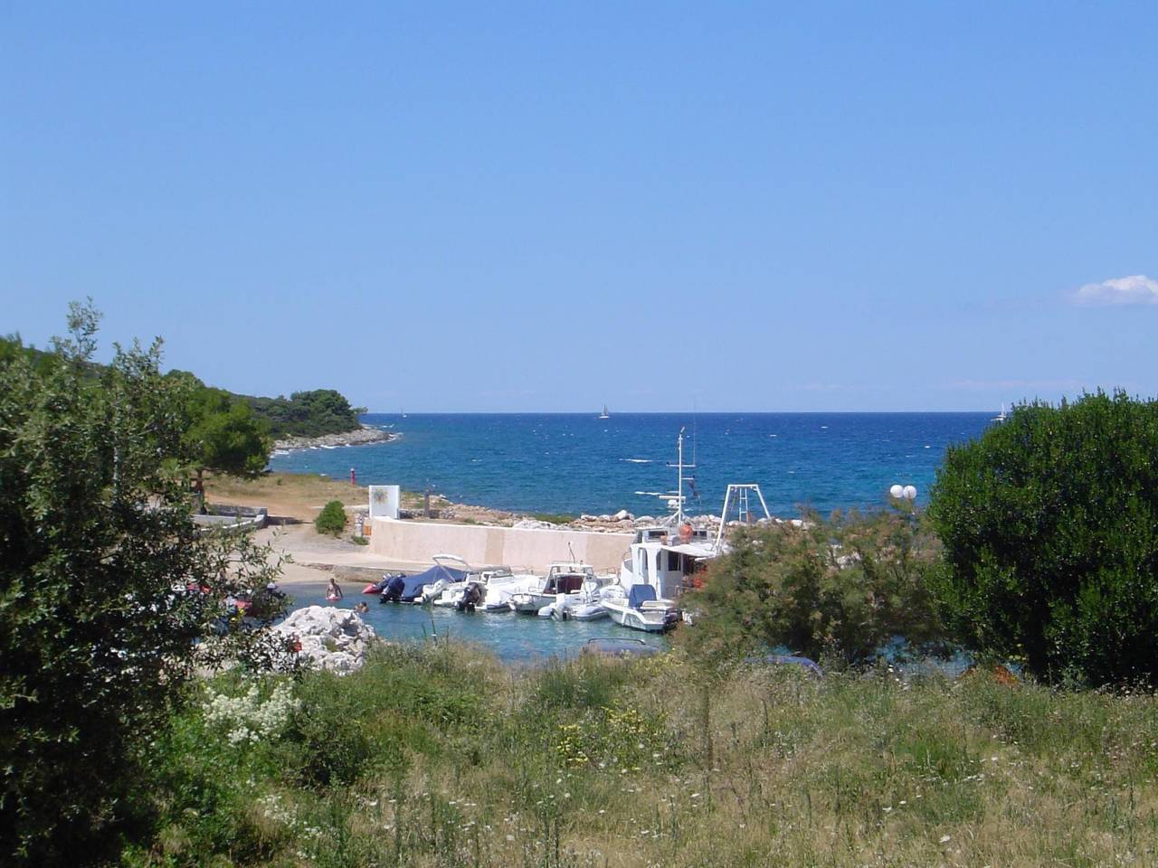 Haus in Ugljan mit Terrasse, Garten und Barbecue in Ugljan, Isla de Ugljan