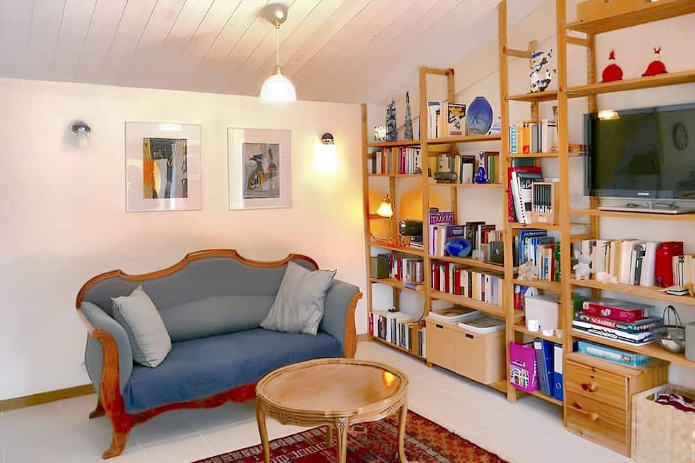Entire apartment, Homerez - Apartment in Saint-Quentin-la-Poterie. in Saint-Quentin-la-Poterie, Nimes region