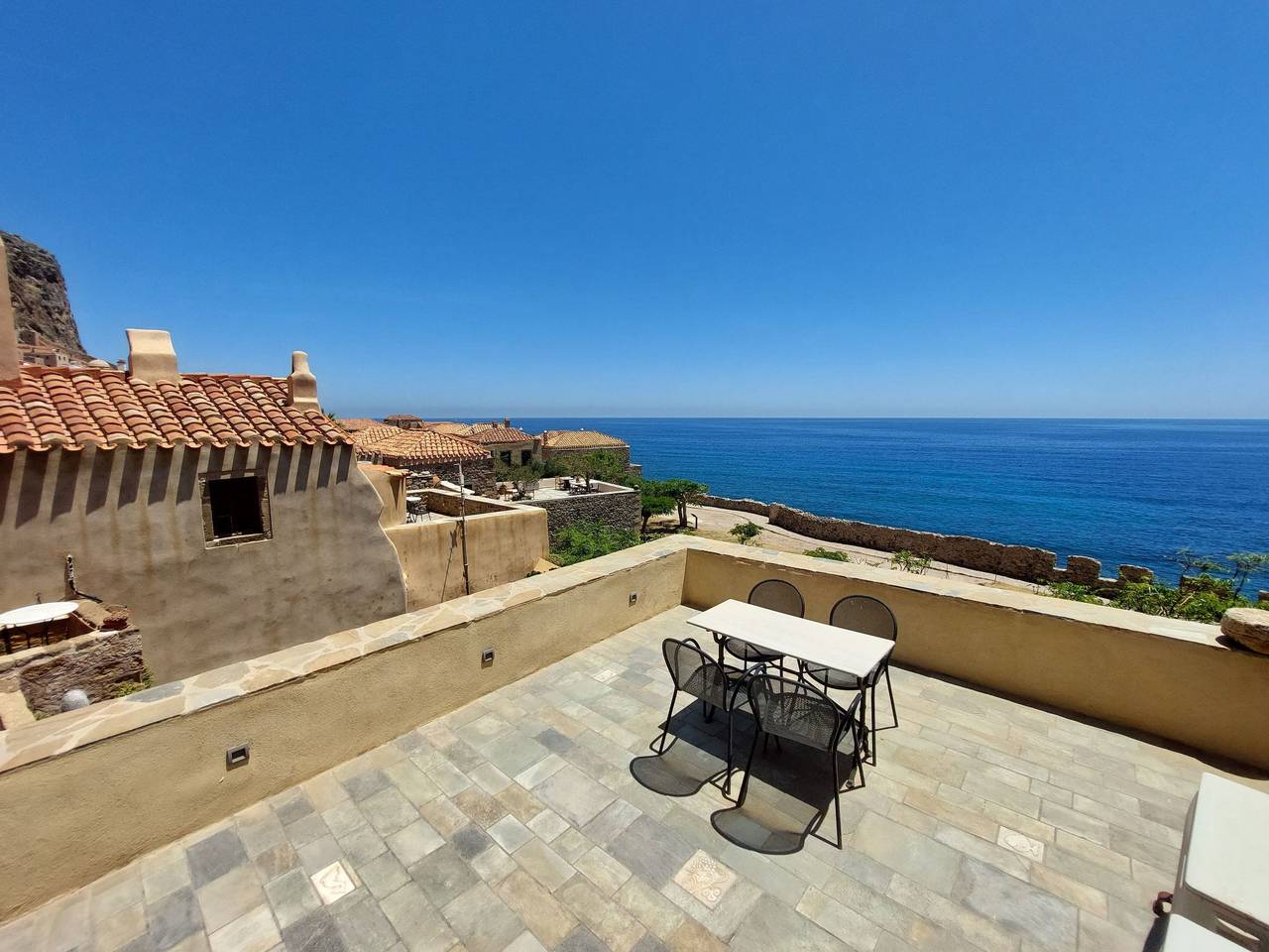 "Goulas" mit Blick auf das Wasser in Monemvasia, Peloponnes