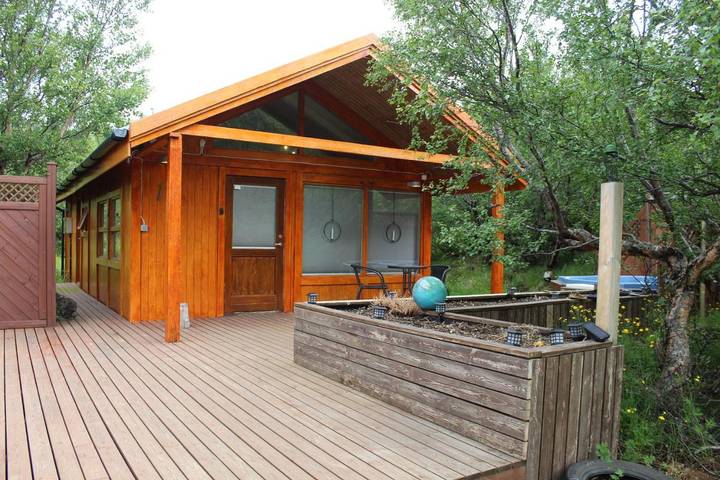 Vakantiehuis voor 6 personen, with whirlpool and terras as well as tuin op IJsland