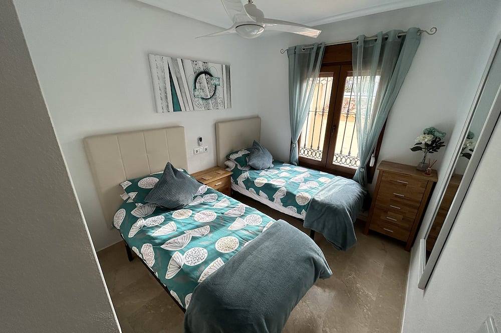 Ganze Wohnung, Casa Estrellas, 2 Betten, 2 Badezimmer, Lage am Pool, privater Garten, Wifi in Montemar suburb, Algorfa