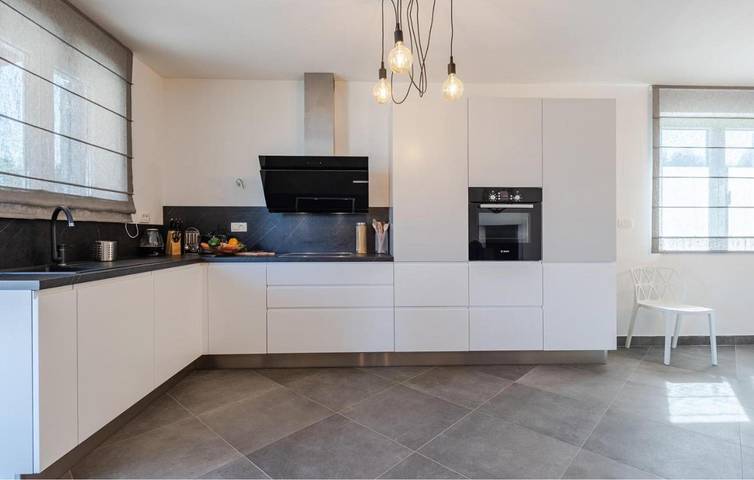 150 m² großes Apartment mit Meerblick, Terrasse, WLAN und Parkplatz – in Strandnähe in Tkon, Pasman