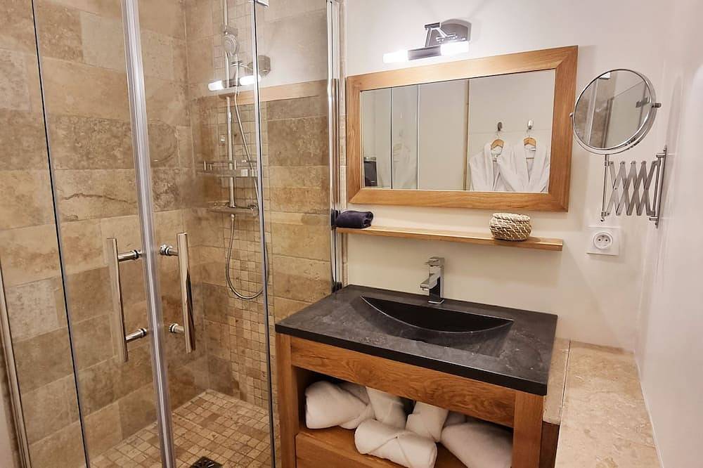 Atypical house for 2 with private jacuzzi in Saint-Pierre-de-Chartreuse, Isère