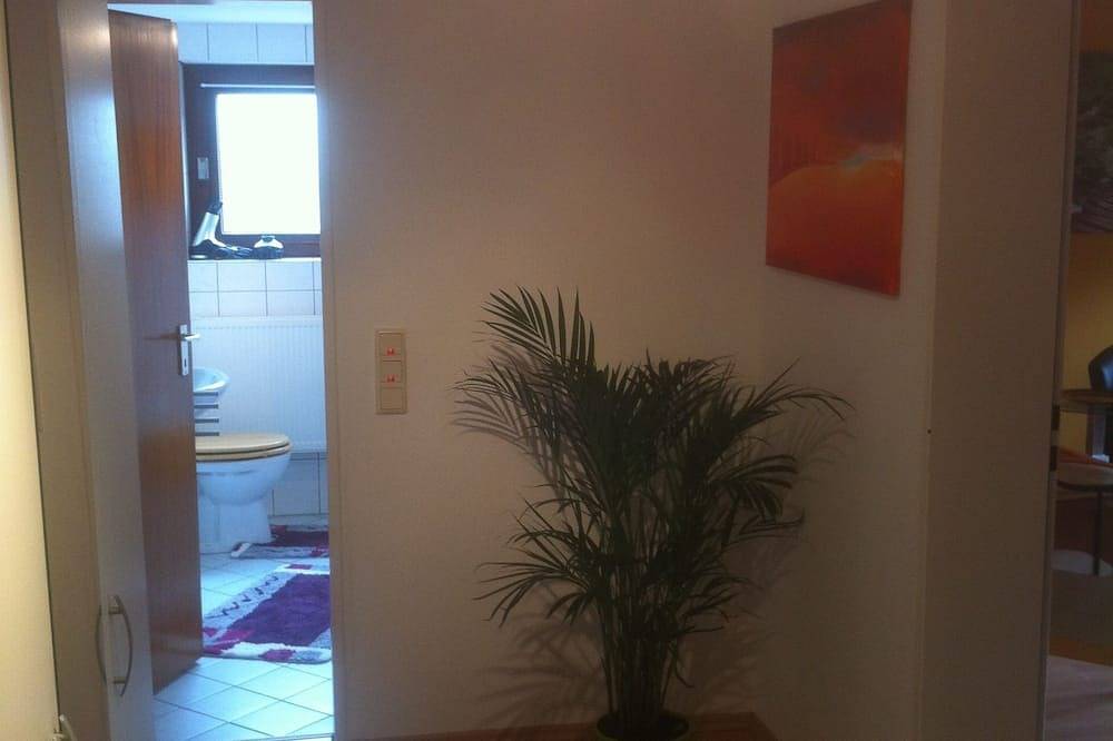 Ganze Wohnung, Feine, helle und geräumige Souterrain-Wohnung mit Blick ins Grüne in Wallersheim, Koblenz