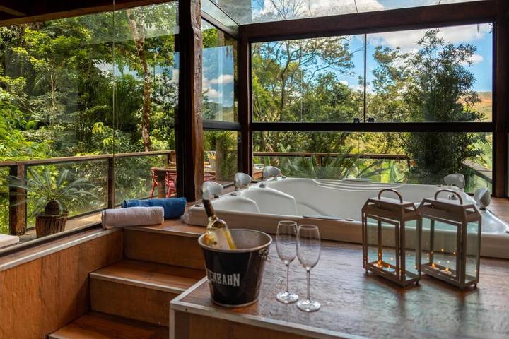 Villa para 12 pessoas, com jardim e jacuzzi e ainda sauna and balcão em Nova Lima