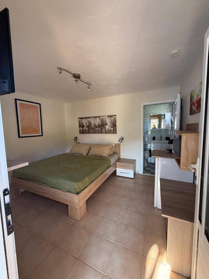 Gîte pour 2 personnes, avec Terrasse ainsi que Jardin et Vue dans (Nea) Vrasna