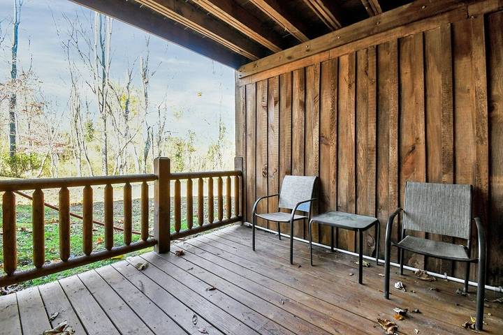 Lodge for 14 people, with hot tub and yard in Hocking Hills