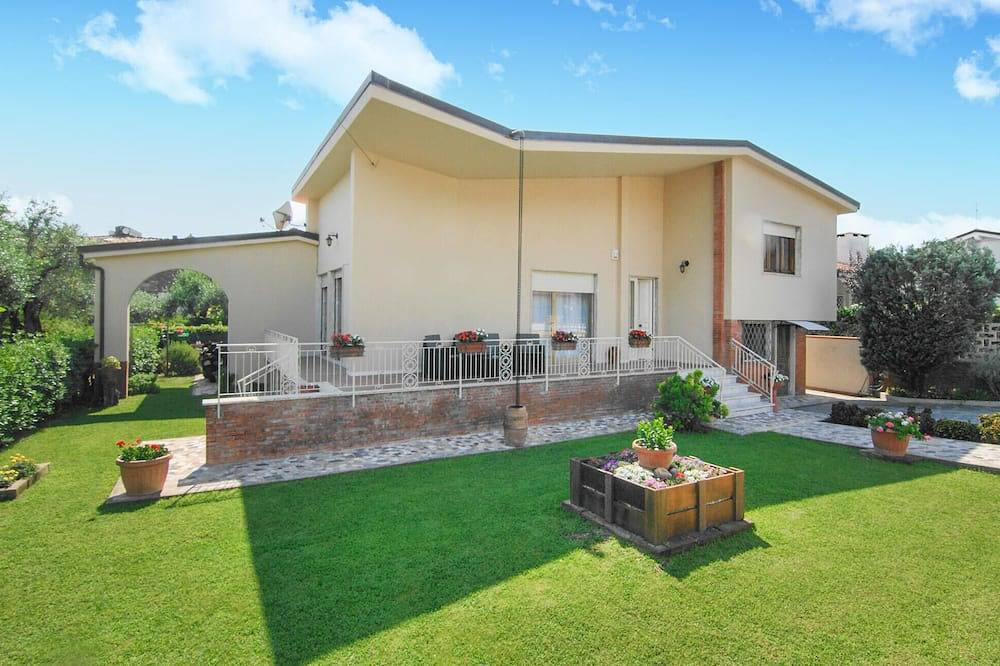 Nice home in Versilia in Seravezza, Italienische Riviera