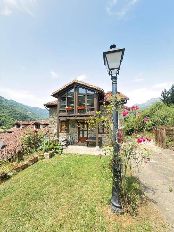 Casa rural para 6 personas, con jardín además de vistas y piscina en Camaleño