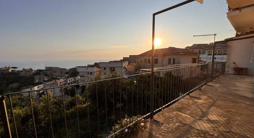 Appartamento per 6 persone, con panorama e balcone a Fuscaldo