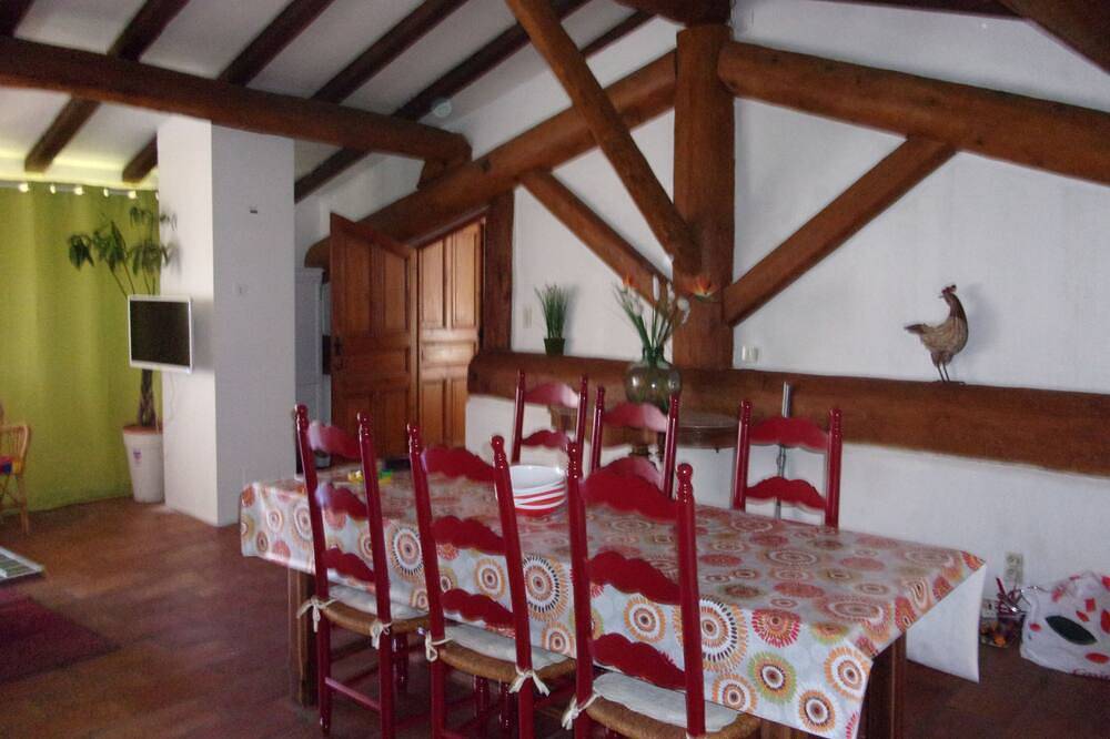 Appartement typique et climatisé proche plages in Bernis, Côte méditerranéenne (France)