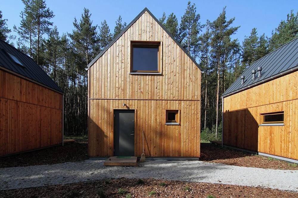 'Verde' Ferienhaus in kleinen familienfreundlichen Resort in Wald am Warta River in Region Lodz