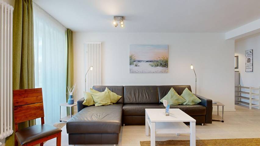 Ganze Wohnung, Ostseeblick - Exklusive Ferienwohnung in Prora mit großem Balkon und Sauna in Strand Prora, Binz