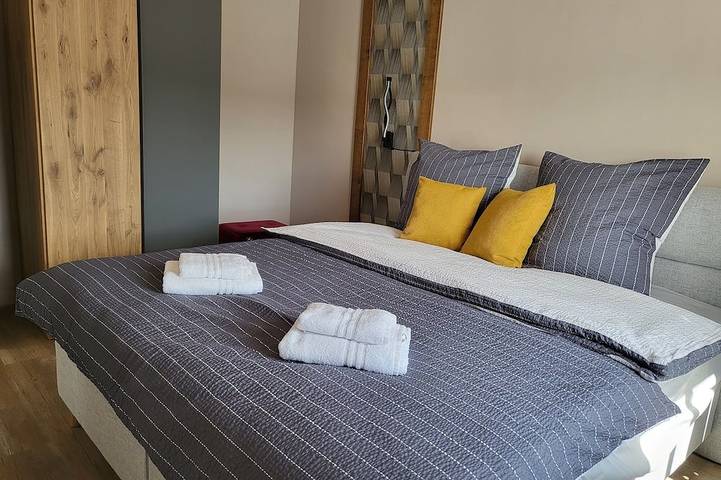 Ganze Wohnung, Ferienwohnung 2 mit Balkon und Whirlwanne in Feuchtwangen, Romantische Straße