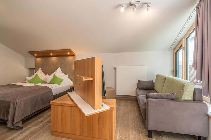 Ganze Wohnung, Loggia, 42 qm Dachgeschoss, Wohn-/Schlafraum kombiniert in Bad Endorf, Chiemsee