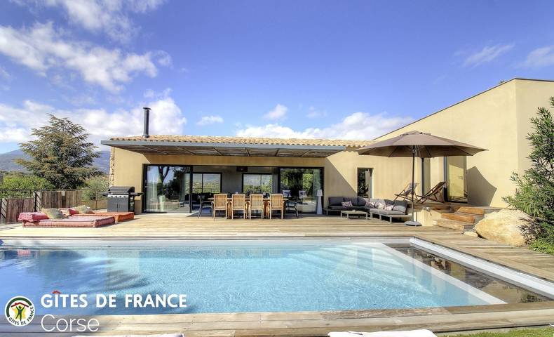 Gîte pour 10 personnes, avec Terrasse ainsi que Jardin et Piscine