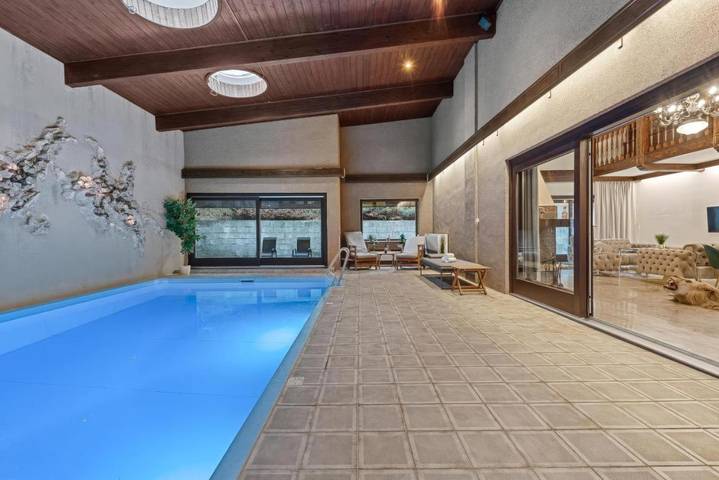 Ferienhaus für 12 Personen, mit Balkon und Whirlpool sowie Terrasse und Garten