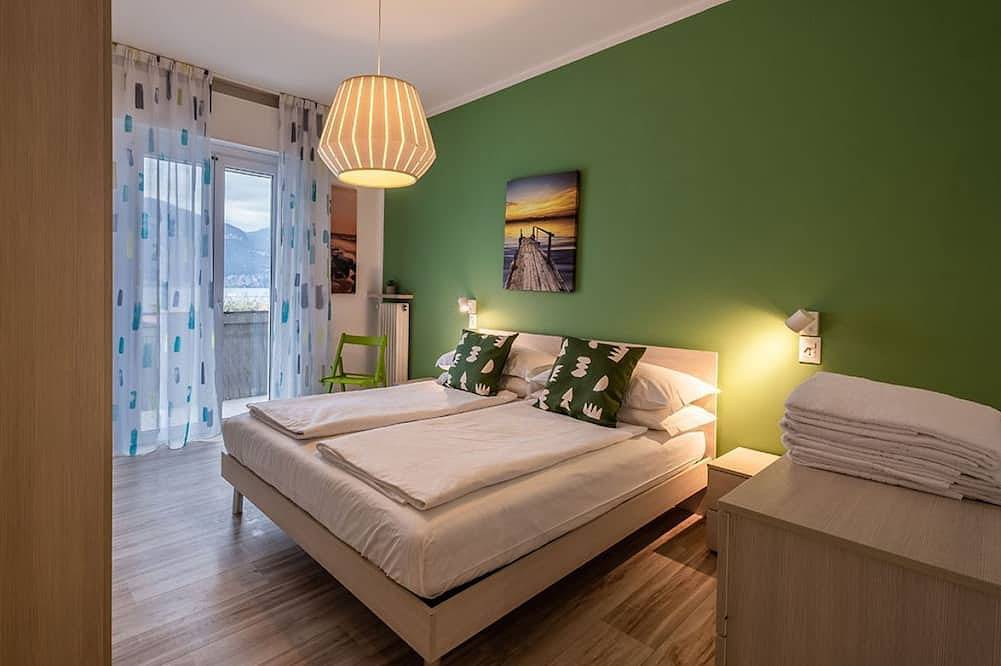 Ganze Wohnung, Renovated flat, Aircon, lake view, double shower in Castelletto di Brenzone, Brenzone