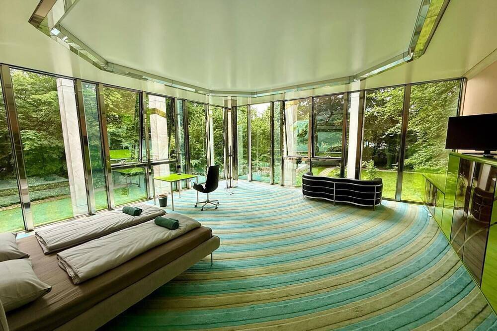 Blofeld's villa, sauna, mega tubs, lounge, library, park, bar, pool in München Thalkirchen, Munich