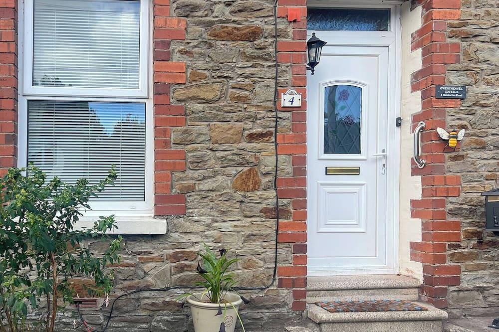 Gwenynen Fel Cottage in Burry Port, Carmarthenshire