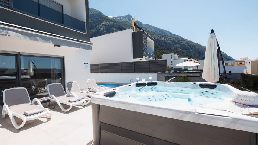 Villa pour 6 personnes, avec terrasse ainsi que jardin et jacuzzi à Makarska