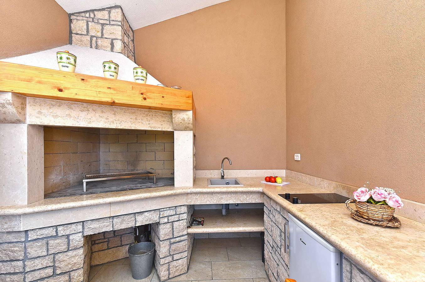 Casa vacacional con piscina y jardín cocina  in Divšići, Costa sur de Istria