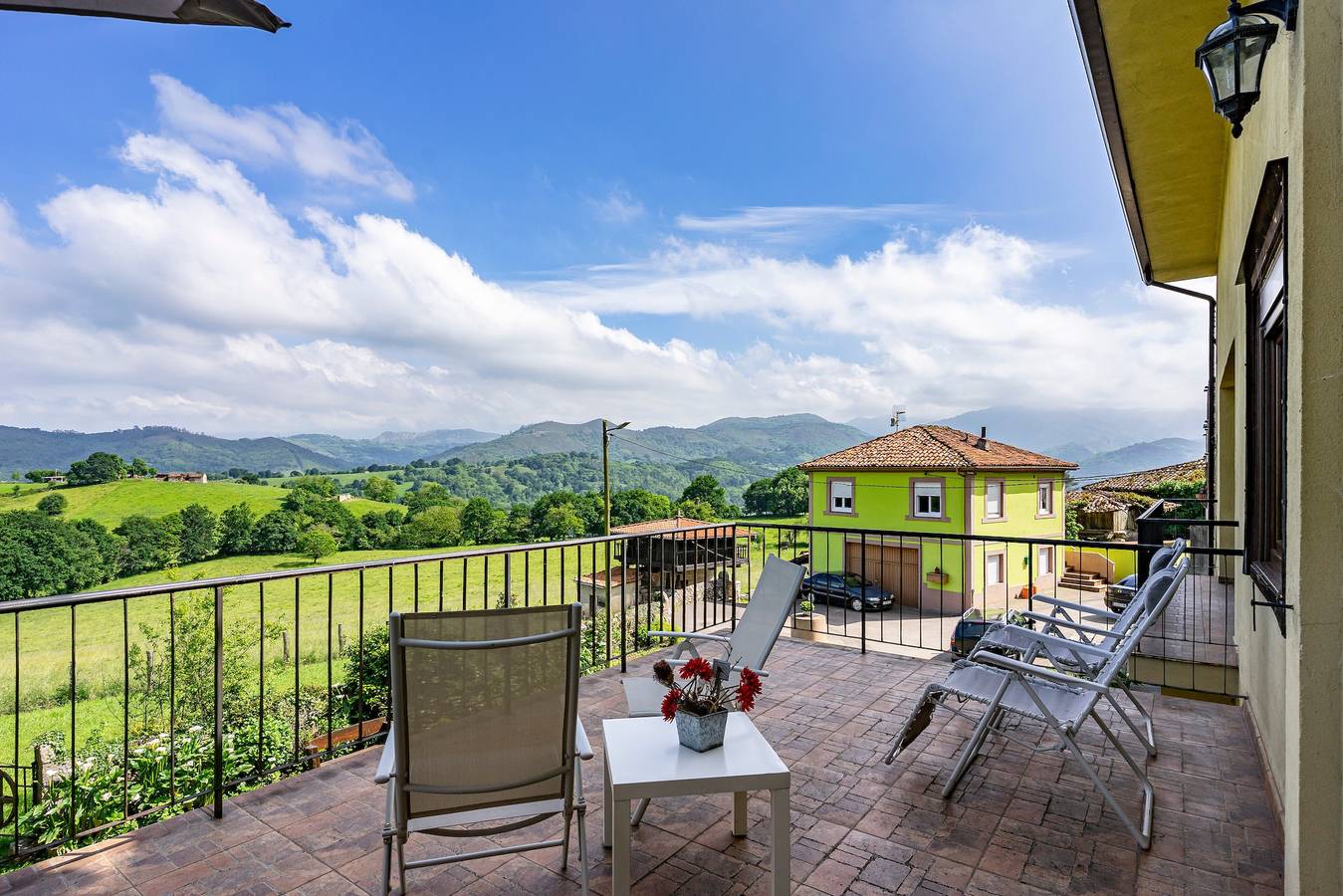 Casa Vacacional 'La Casona De La Garaba' con Vistas a la Montaña, Terraza Privada y Wi-Fi in Grado, Cordillera Cantábrica