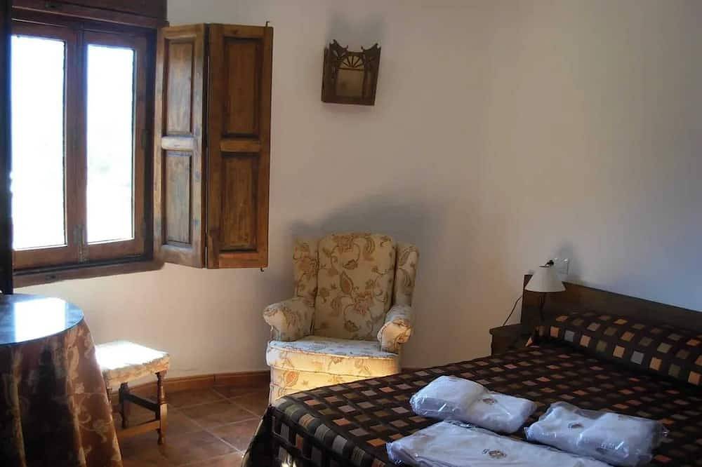 Entire apartment, Homerez - Spacious Apartment with Pool in Yeste - 120 m² - 10 Guests in Yeste, Calares del Mundo y de la Sima