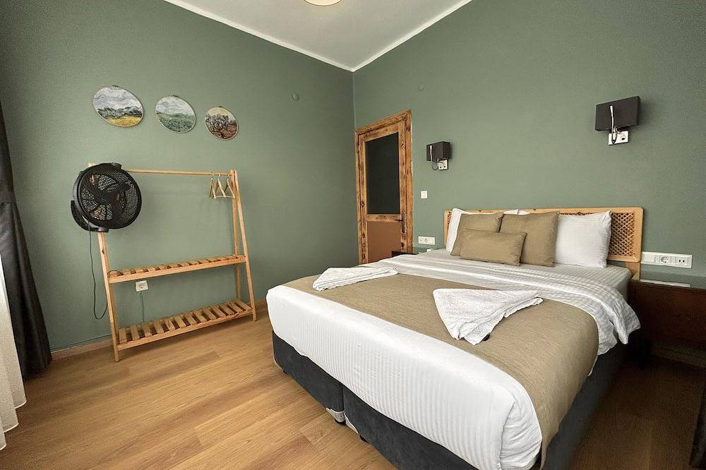 Golden Horn Gem: 3-Bedroom Apartment with Scenic Terrace and Seaside Location in Fatih, Istanbul