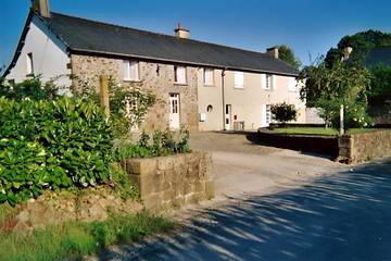 Gîte pour 50 personnes, avec terrasse à Hédé-Bazouges