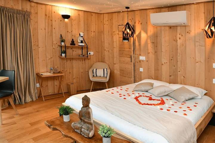 Location de vacances pour 2 personnes, avec balcon ainsi que jacuzzi et piscine à La Côte-Saint-André - 2