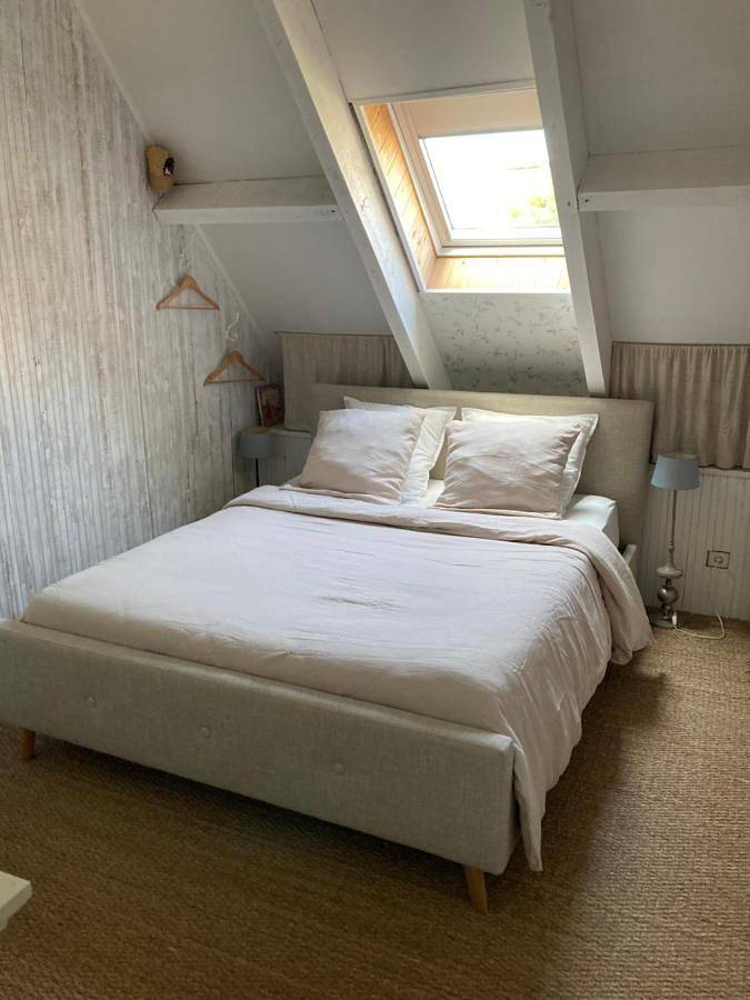 Double Room with Shared Bathroom in Plougoumelen, Côte des Mégalithes