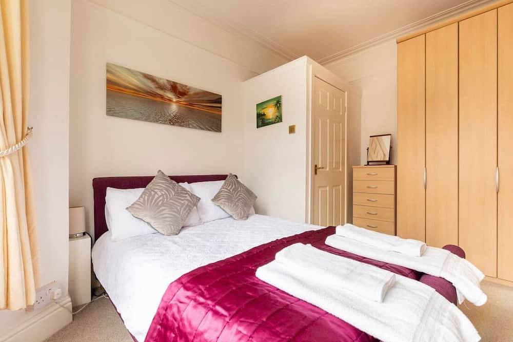 Entire apartment, Shelley’s Seaside Stay (Garden / Parking) in Porthcawl, Bridgend region