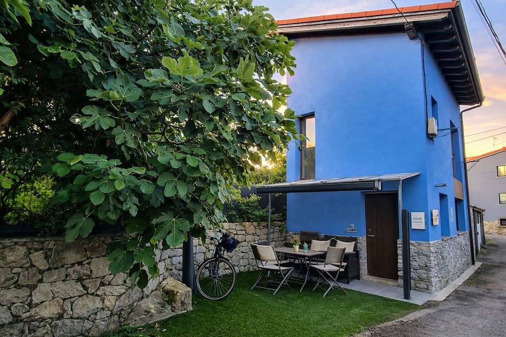 La Pitufina Blue in Andrín, Llanes