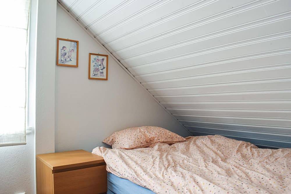 Stunning home in Valevåg with Wifi in Hardangerfjord