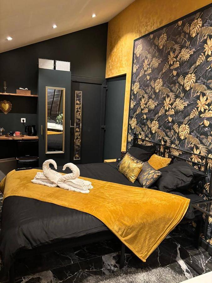 Chambre d’hôte pour 2 personnes, avec Jacuzzi et Terrasse ainsi que Jardin et Vue
