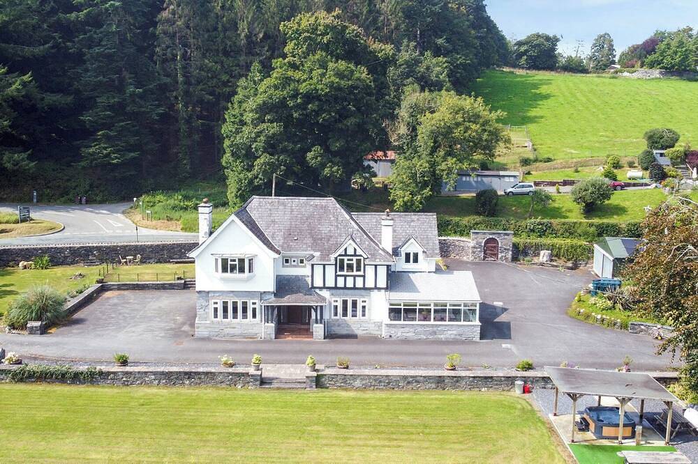 Pengwern, pet friendly, with hot tub in Llanrwst in Llanrwst, Snowdonia
