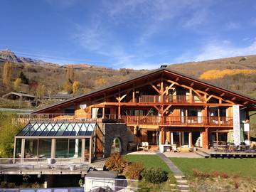 Gîte pour 15 personnes, avec jacuzzi et piscine ainsi que terrasse et sauna, animaux acceptés à La Côte-d'Aime