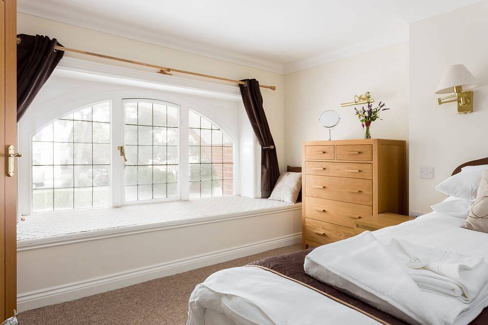 Entire apartment, Luxury spacious 2Br apartment 500m from beach and close proximity to New Forest in Boscombe, Bournemouth