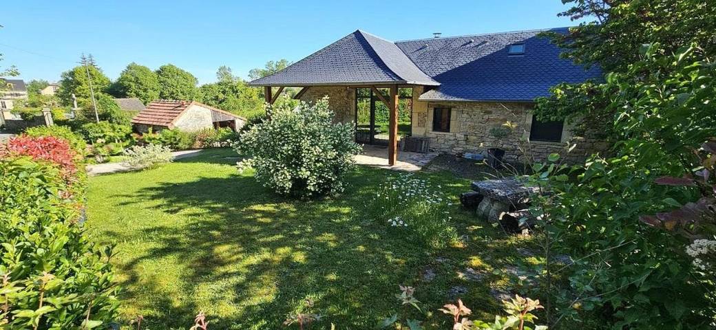 Location de vacances pour 4 personnes, avec Terrasse ainsi que Jardin et Vue à Saint-Martin-de-Lenne
