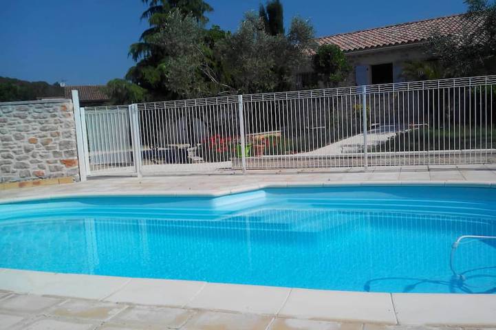 Location de vacances pour 6 personnes, avec Jacuzzi ainsi que Terrasse et Jardin à Baron