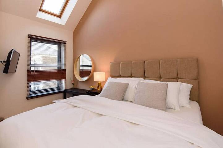 Cloudstream Joy - Relax in the City | 2 Bed Duplex House w/Hot Tub in Cardiff, Cardiff und Umgebung