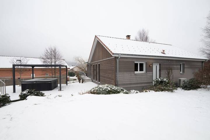 Ferienhaus für 6 Personen, mit Whirlpool und Garten sowie Terrasse, mit Haustier