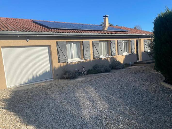 Location de vacances pour 6 personnes, avec Terrasse ainsi que Jardin et Piscine à Chénas