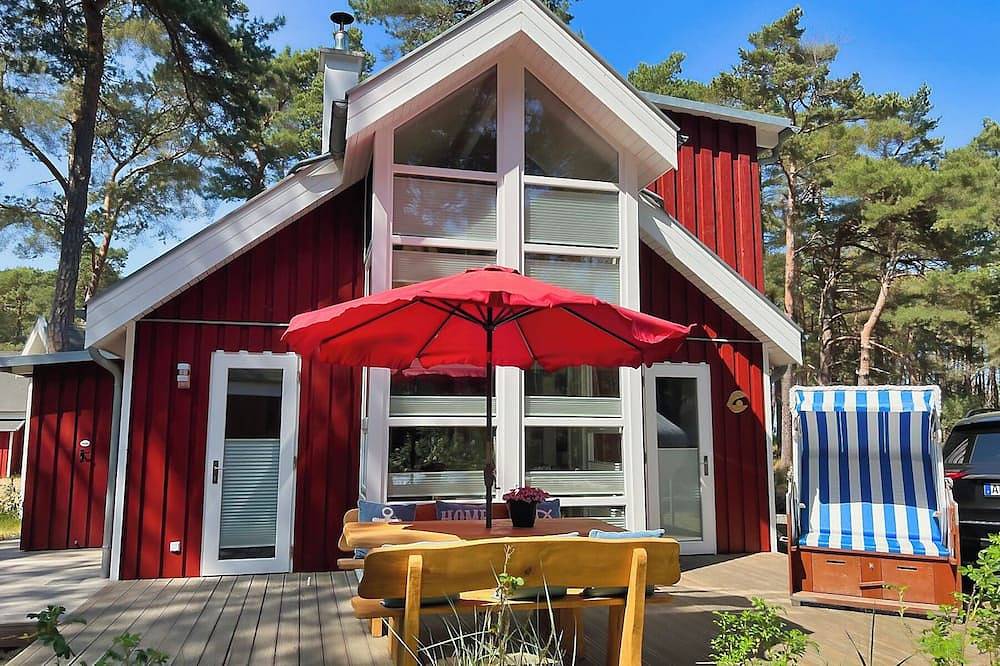 Kinderfreundliches Strandhaus Rügenperle 261 in Baabe. Einladende Terrasse mit Strandkorb, Holzgarnitur & Sonnenschirm. Wohltuende Entspannung in der Sauna. Gemütlicher Kamin für kältere Tage in Strand Baabe, Baabe