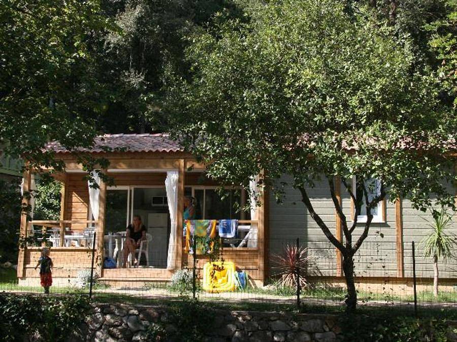 Camping Sites et Paysages - Les Pinèdes - Chalet 6 personnes - Privilège 4 adultes + 2 enfants Prestige in La Colle-sur-Loup, Région de Cannes