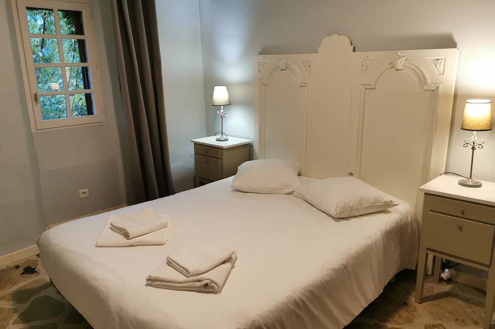 \"Vacances chez l'antiquaire\" Jacuzzi - Piscine \"  10 Ch. 15 Pers -400 M2 in Saint-Césaire-de-Gauzignan, Région d'Alès