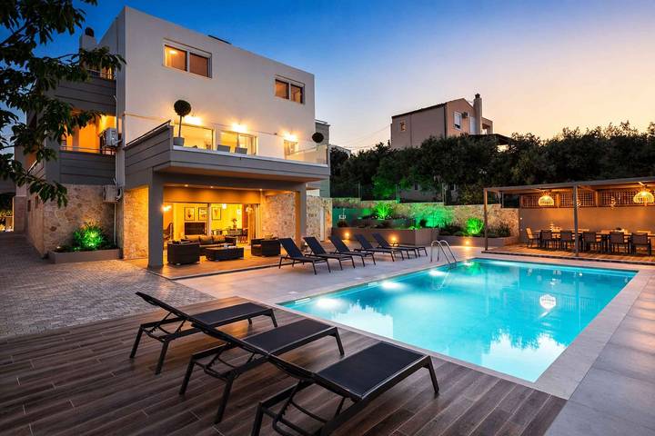 Villa for 14 people, with Balcony and Garden as well as Pool in Chania